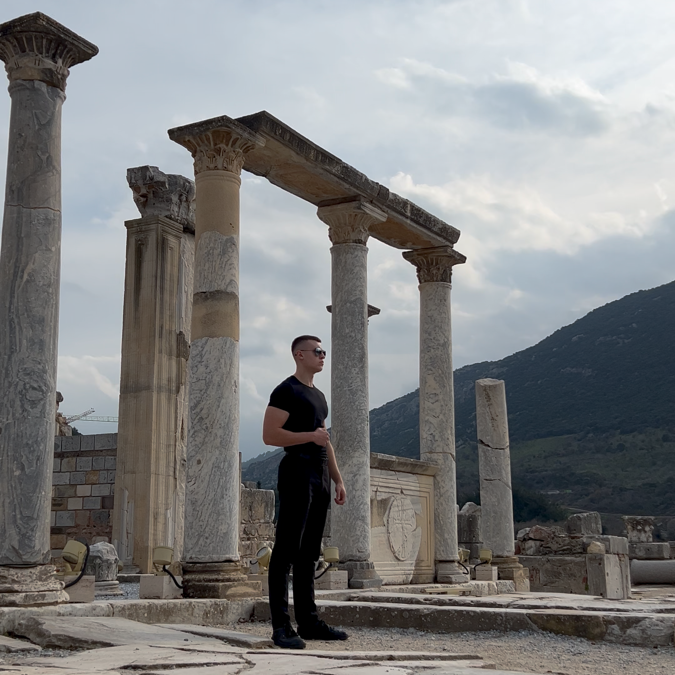 Nicolas Dulz unter antiken Säulen – Perspektive über Zeit hinweg.